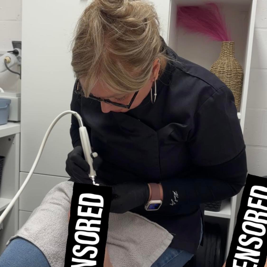 Pédicure au travail